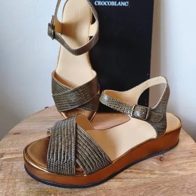 Sandales Crocoblanc neuves avec la boîte 